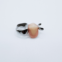 Mainteneur d'espace avec bague anatomique et dent prothétique